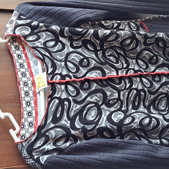 Hand Jive wear art size S handmade in Indiana black and red abstract tunic - Picture 4 of 8